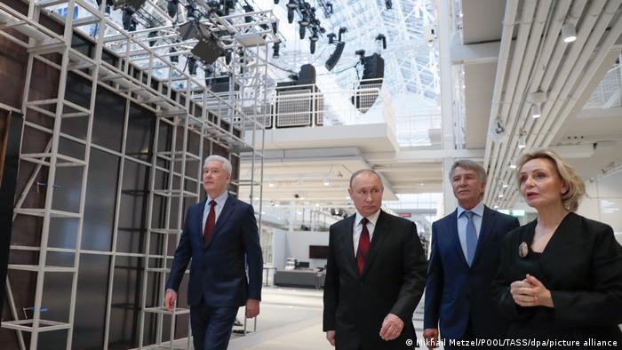 Vladimir Putin mit Leonid Mikhelson und Teresa Mavica bei der Begehung des neuen Kulturzentrums. Links im Bild - Moskauer Bürgermeister Sergei Sobyanin