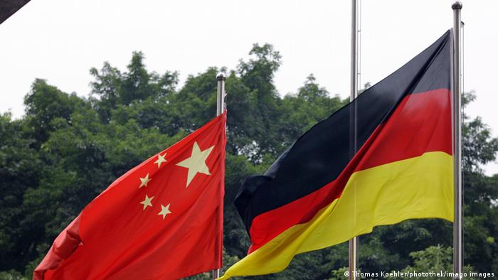 Flaggen von China und Deutschland