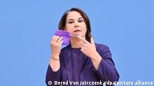 27/09/2021 Annalena Baerbock, Spitzenkandidatin und Bundesvorsitzende von Bündnis 90/Die Grünen, kommt zur Bundespressekonferenz, um sich zum Ausgang der Bundestagswahl zu äußern. +++ dpa-Bildfunk +++