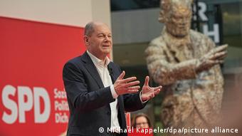 Ο υποψήφιος καγκελάριος των Σοσιαλδημοκρατών Όλαφ Σολτς και στο βάθος το άγαλμα του πρώτου Σοσιαλδημοκρράτη μεταπολεμικού καγκελάριου Βίλι Μπραντ
