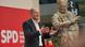 SPD Genel Merkezi'nde, Sosyal Demokratların efsanevi ismi, eski başbakan Willy Brandt'ın heykelinin önünde görülen ve Merkel hükümetinde Başbakan Yardımcısı ve Maliye Bakanı olarak görev yapan Olaf Scholz, Almanya'nın yeni başbakanı olacak SPD Genel Merkezi'nde, Sosyal Demokratların efsanevi ismi, eski başbakan Willy Brandt'ın heykelinin önünde görülen ve Merkel hükümetinde Başbakan Yardımcısı ve Maliye Bakanı olarak görev yapan Olaf Scholz, Almanya'nın yeni başbakanı olacak