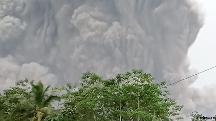 Хмара попелу з індонезійського вулкану Семеру