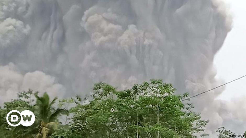 Indonesia: Warga mengungsi saat gunung Semeru meletus di Jawa Timur |  Berita |  DW