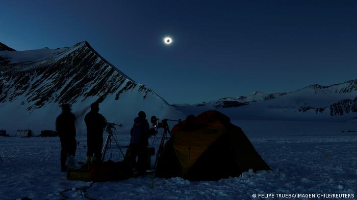 Snimljeno na Anarktiku, na teritoriji Čilea - totalno pomračenje Sunca tokom polarne noći.