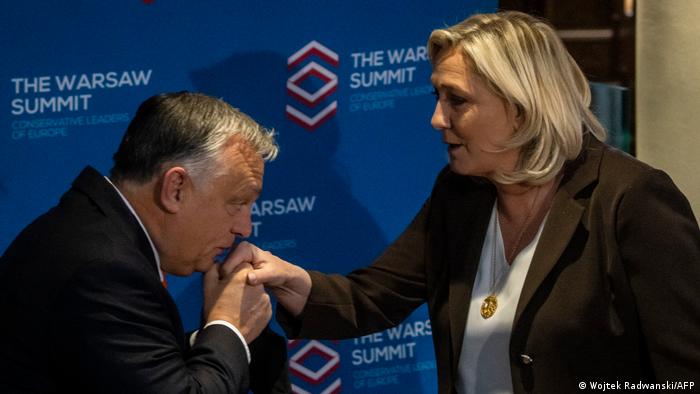 Galantna desnica Evrope: Viktor Orban pozdravlja Marin Lepen na samitu desnih stranaka u Varšavi u decembru 2021. 
