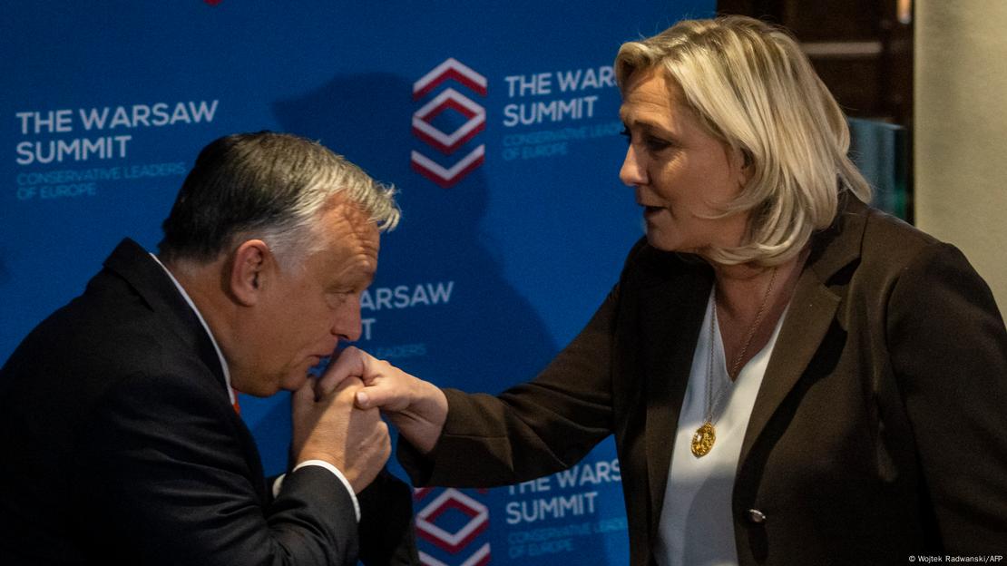 O premiê húngaro Viktor Orbán beija a mão da líder da oposição francesa Marine Le Pen 