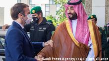 Mohammed bin Salman al-Saud (r), Kronprinz von Saudi-Arabien, und Emmanuel Macron, Präsident von Frankreich, begrüßen sich vor einem Treffen im Königspalast Alsalam. +++ dpa-Bildfunk +++