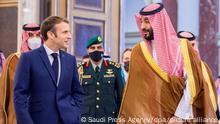 Mohammed bin Salman al-Saud (r), Kronprinz von Saudi-Arabien, empfängt Emmanuel Macron, Präsident von Frankreich, zu einem Treffen im Königspalast Alsalam. +++ dpa-Bildfunk +++