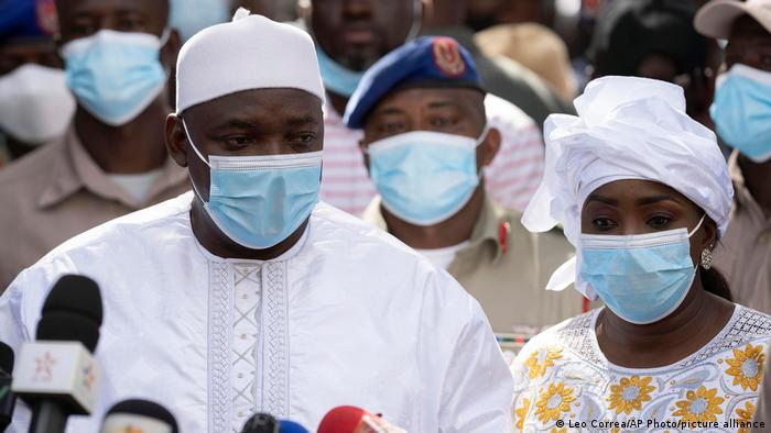 Kushoto: Rais wa Gambia Adama Barrow baada ya kupiga kura yake katika mji wa Banjul
