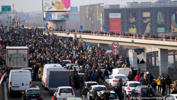 Serbien Belgrad | Demonstranten blockieren Brücke
