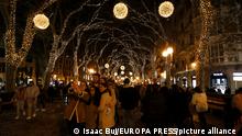 Eine Gruppe von Menschen posiert in Palma für ein Selfie mit der Weihnachtsbeleuchtung im Hintergrund. Die diesjährige Weihnachtsbeleuchtung erstreckt sich über 135 Straßen und Plätze in der Stadt. +++ dpa-Bildfunk +++