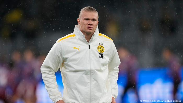 Erling Haaland dengan perlengkapan pemanasan Borussia Dortmund Erling Haaland dengan perlengkapan pemanasan Borussia Dortmund