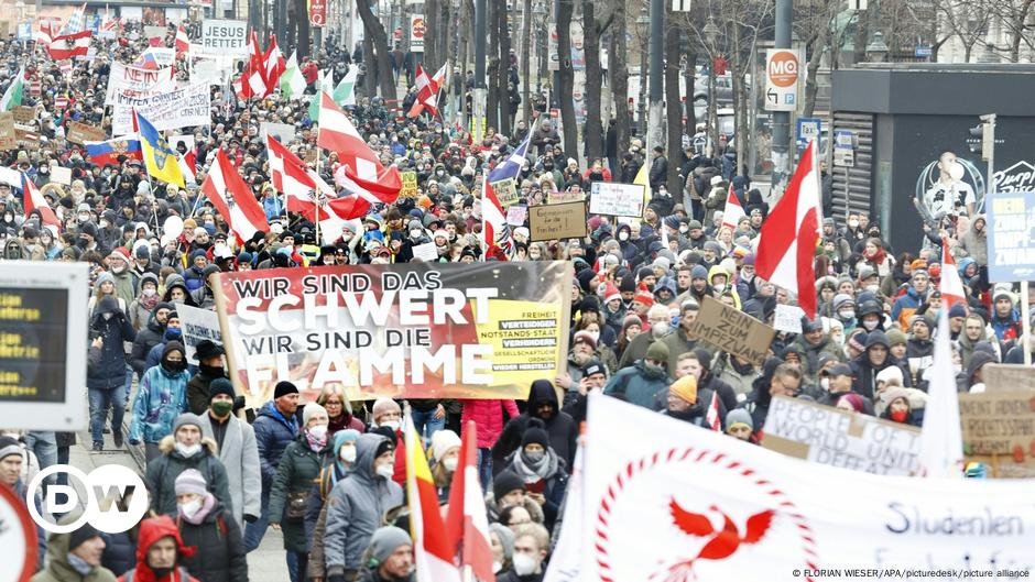 Thousands protest in Vienna against mandatory vaccination and partial closure |  Europe |  DW