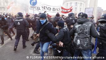 Más de 40.000 personas participaron en Viena en el tercer fin de semana consecutivo de protestas contra las medidas del gobierno (04.12.2021)