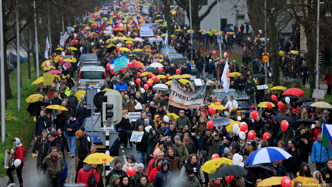 Protesto contra medidas anticovid em Utrecht, na Holanda