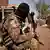 Un soldat de l'armée malienne lors d'une patrouille entre Mopti et Djenne dans le centre du Mali