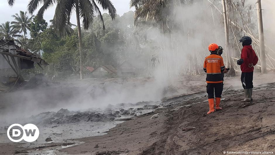 Indonesia: Tim penyelamat mencari korban selamat setelah letusan gunung berapi |  Berita |  DW