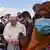 Papst Franziskus trifft bei einem Besuch eines Geflüchtetenlagers auf der griechischen Insel Lesbos mit Geflüchteten zusammen. (Archivbild)