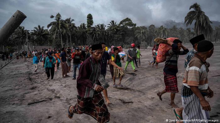 Flucht vor dem Vulkan: Anwohner verlassen, bepackt mit ihren Habseligkeiten, ihre Dörfer