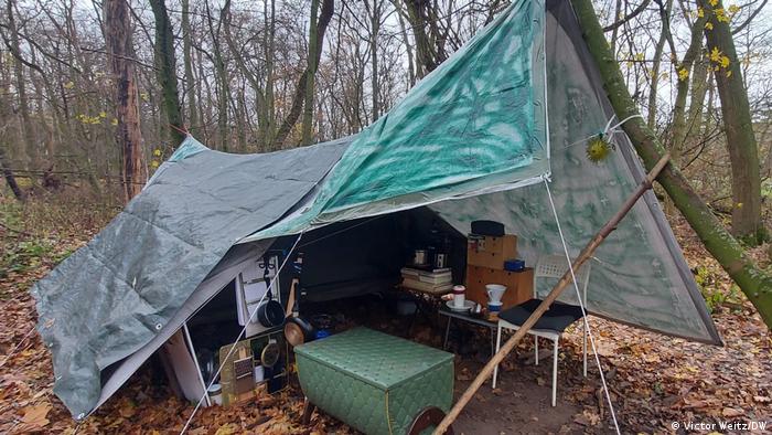В этой палатке в парке Кельна живет бездомная