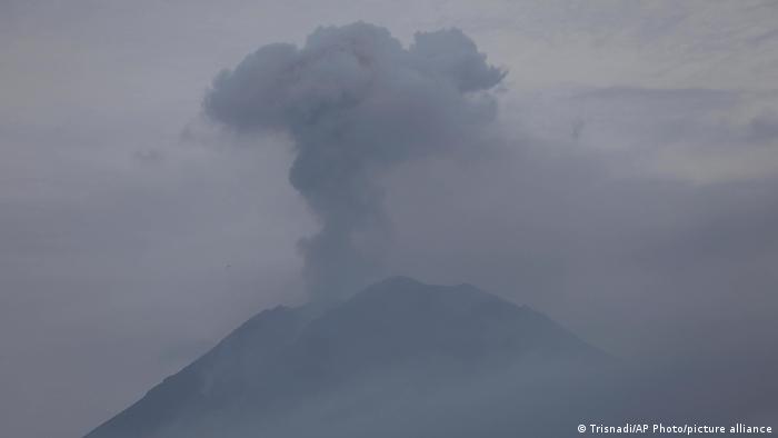 Gunung Semeru memuntahkan material vulkanik