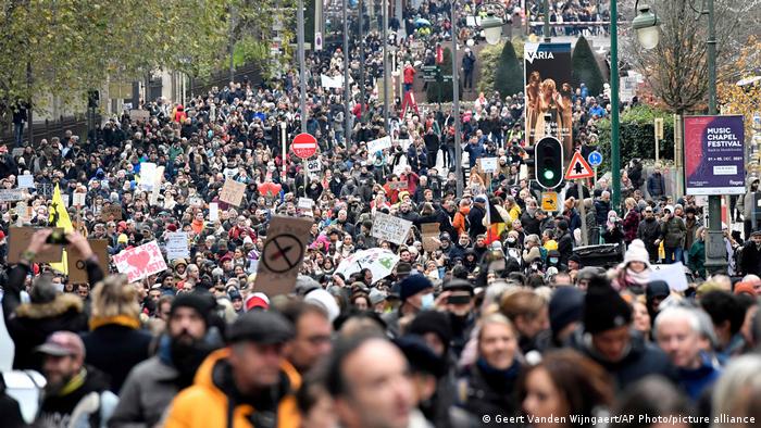 Miles de personas protestan en Bruselas contra restricciones por covid-19 |  Europa | DW | 05.12.2021