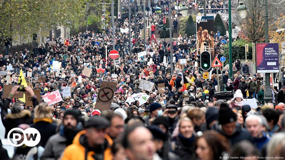 Thousands of people protest in Brussels against covid-19 restrictions |  Europe |  DW