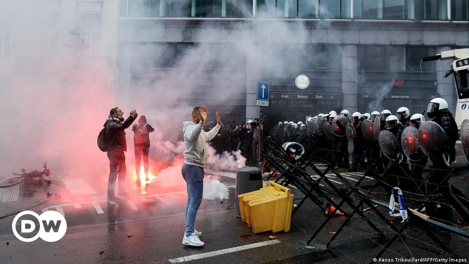 brussels-police-fire-tear-gas-as-anti-covid-restriction-protests-turn-violent-dw-05-12-2021