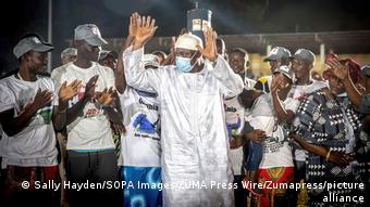 Rais Adama Barrow akishangiliwa na wafuasi wake mjini Banjul