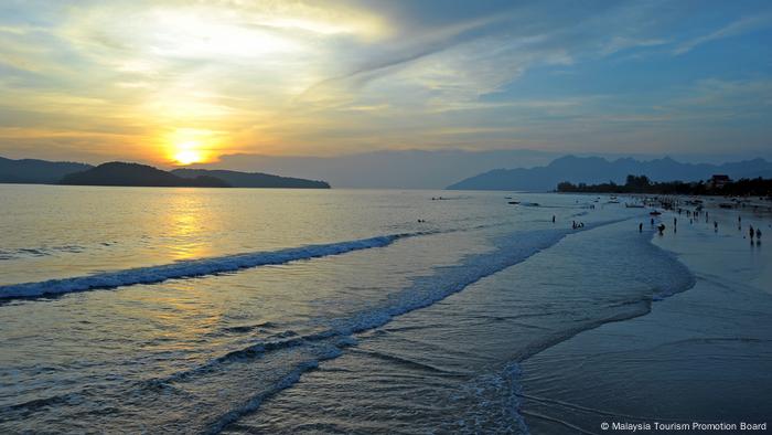 日落时分，兰卡威岛上珍南海滩的照片。