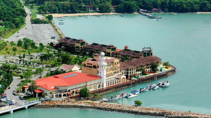 Une vue aérienne des bâtiments au bord de l'eau à Langkawi.