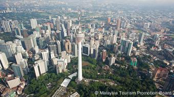 Une vue aérienne de Kuala Lumpur avec de nombreux gratte-ciel.