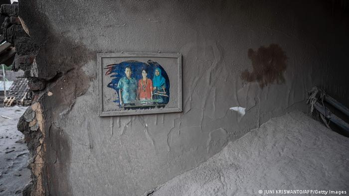 Un retrato familiar en una casa destruida en la aldea de Sumberwuluh ha sido despojado de la capa de ceniza del volcán. 