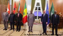 Präsidenten Macky Sall in Begleitung seiner afrikanischen Amtskollegen während des Friedensforums, das vom 6. bis 7. Dezember 2021 in Dakar stattfindet.
Bild samt Copyright und Nutzungsfreigabe geliefert durch DW/Eric TOPONA <topona.eric@gmail.com>