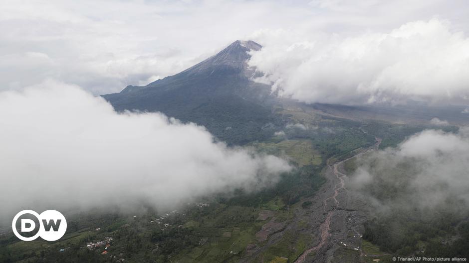 Kemenag: Aksi Pria Tendang Sesajen di Semeru Tak Beradab – DW – 10.01.2022