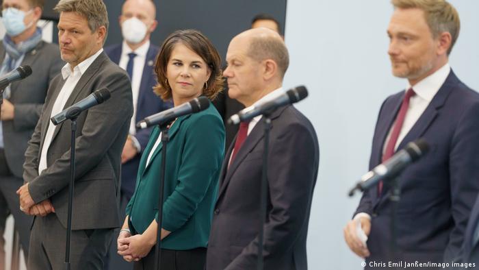 Yeşiller eş başkanları Robert Habeck ve Annalena Baerbock, müstakbel başbakan Olaf Scholz ve FDP lideri Christian Lindner