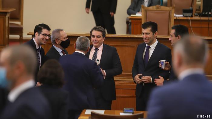 Кирил Петков и Асен Василев в парламента