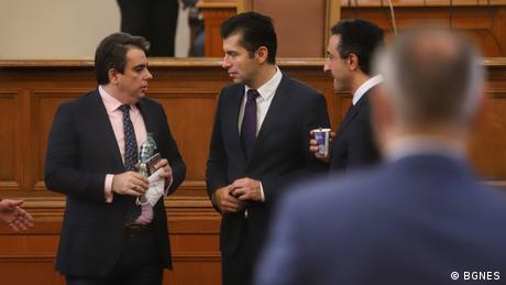 Нестабилното уж правителство на Кирил Петков се оказва доста стабилно