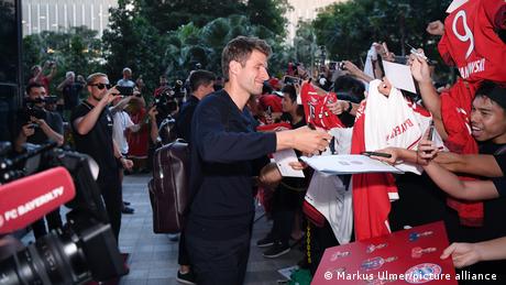Thomas Müller signs autographs