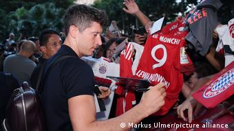 Robert Lewandowski signing autographs in 2017