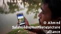 Foto de una persona rohinyá que revisa Facebook en su celular.