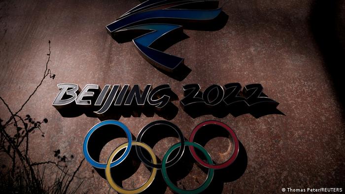 Logo der Olympischen Winterspiele in Peking auf einer Wand in der Dunkelheit