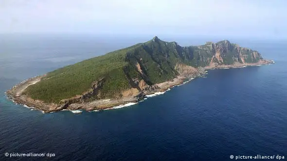 (FILE) A file picture dated 27 April 2005 shows an aerial view of Uotsuri Island, one of disputed Senkaku islands in the East China Sea, claimed by China, Taiwan and Japan. China and Japan on 11 October 2007 opened their 10th round of talks on disputed areas of the East China Sea, state media said. Chinese and Japanese foreign ministry officials met at Beijing's Diaoyutai State Guesthouse to continue negotiations that began in 2004 and focus on islands close to gas and oil deposits, the official Xinhua news agency said. The disputed chain, called Diaoyu in Chinese, is known as the Senkaku islands in Japan and lies close to oil and gas deposits. EPA/HIROYA SHIMOJI +++(c) dpa - Report+++