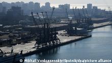 14.01.2019, Syrien, Latakia: 5752026 14.01.2019 Cranes are pictured in the Mediterranean Sea port of Latakia, Syria. Mikhail Voskresenskiy / Sputnik Foto: Mikhail Voskresenskiy/Sputnik/dpa