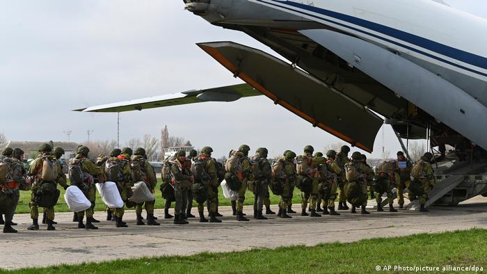 Погрузка российских десантников в самолет во время учений, апрель 2021 г.