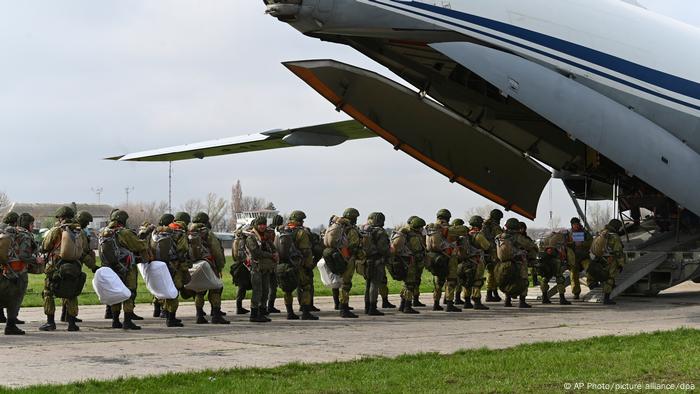 Batı, Rusya'yı Ukrayna sınırına 100 bin asker, tank ve ağır silah yığınağı yapmakla suçluyor.