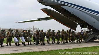 Russische Fallschirmjäger steigen in ein Flugzeug für Luftlandeübungen während Manövern in Taganrog