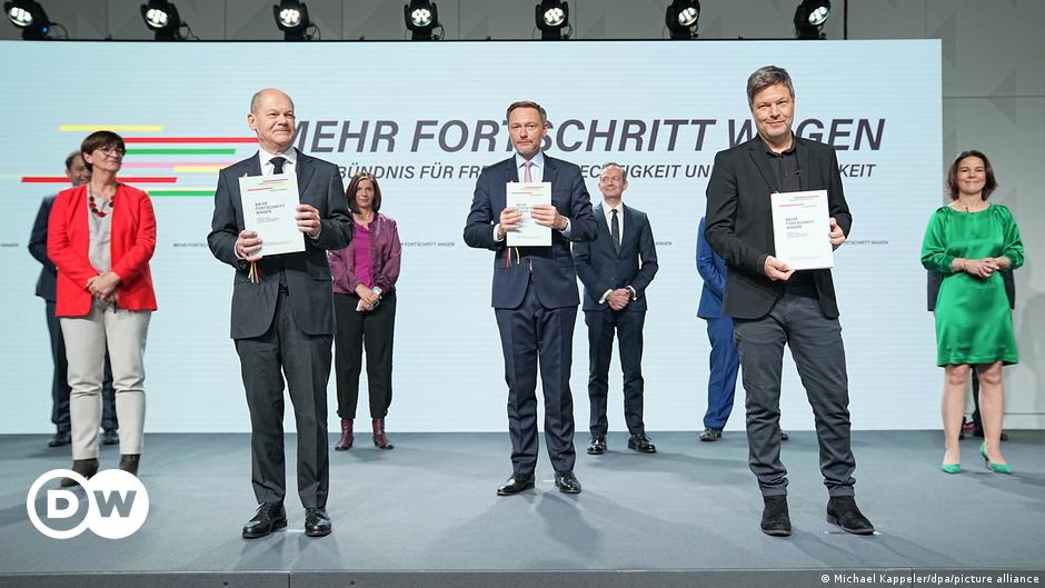 SPD, Grüne und FDP unterzeichnen Koalitionsvertrag