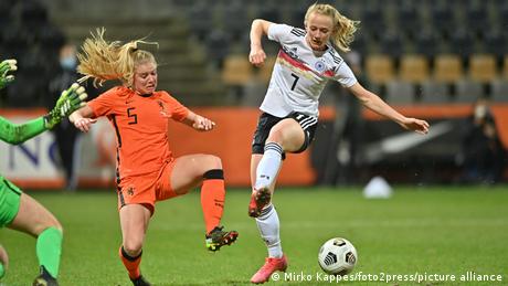 Kika van Es tries attempts a tackle on Lea Schueller