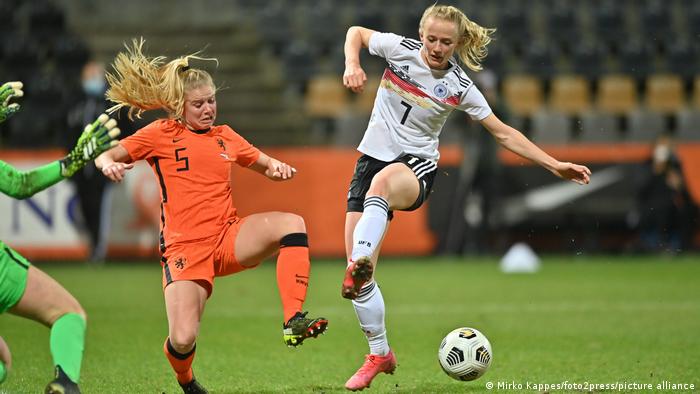 مباراة بين فريقي كرة القدم للسيدات لكل من ألمانيا وهولندا